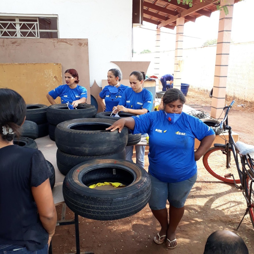 Alunos trabalhando nos pneus